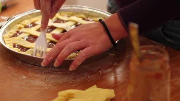 Zubereitung von Kuchen mit Nüssen — Stockvideo