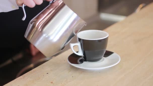Kopje koffie met melk — Stockvideo