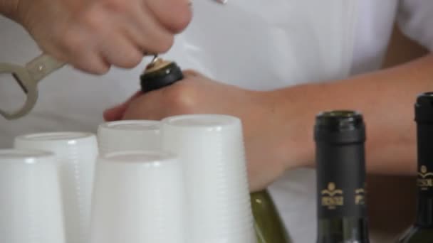 Détail d'un serveur main ouverture bouteille de vin — Video