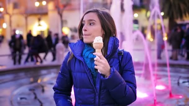 Young beauty women sitting in a street with ice cream. Fountain on background — Stock Video