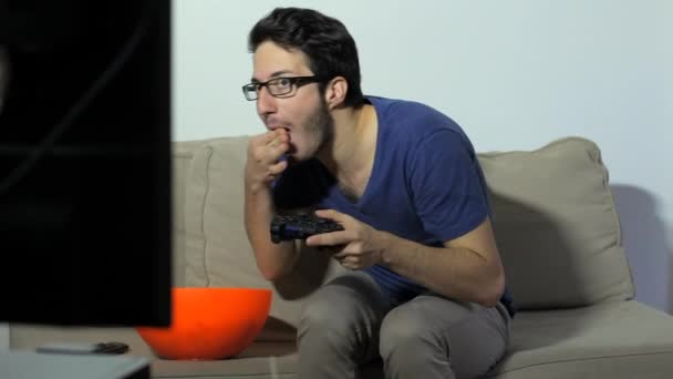 Video gamer playing with a wireless joystick — Stock Video