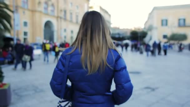 Mujer joven caminando en la calle vida de la ciudad invierno — Vídeos de Stock