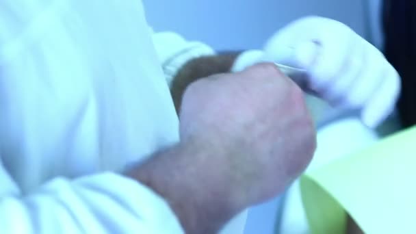 Médecin portant des gants en caoutchouc — Video