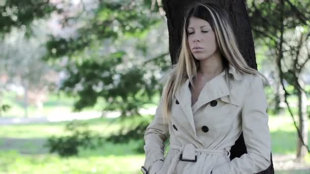 Smutna Kobieta w parku — Wideo stockowe