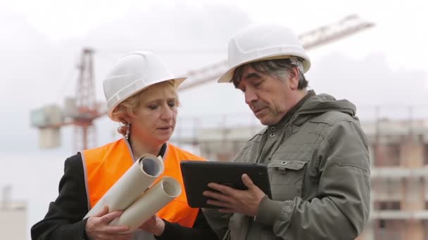 Trabajadores de la construcción discutiendo planes — Vídeo de stock