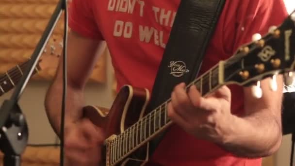 Hombre tocando la guitarra eléctrica — Vídeo de stock