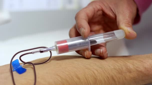 Реальная процедура сдачи крови — стоковое видео