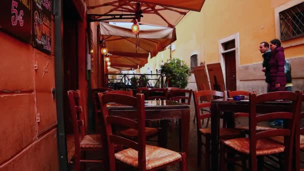 Stoły i krzesła typowych restauracji w dzielnicy Trastevere — Wideo stockowe