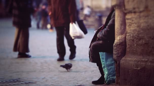 Een man geeft geld aan de zigeuners - dakloze — Stockvideo