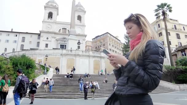 Mujer joven usando teléfono inteligente — Vídeo de stock