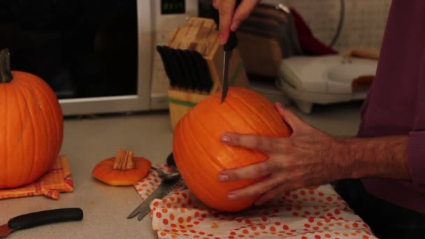 Hombre haciendo linterna de calabaza — Vídeo de stock