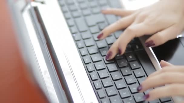 Kobieta pisze na laptopie — Wideo stockowe
