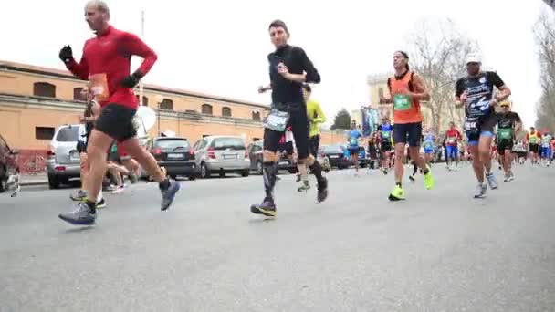 Pessoas correndo na Maratona de Roma — Vídeo de Stock