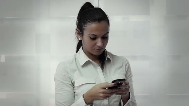 Mujer mensajes de texto en el teléfono móvil — Vídeos de Stock