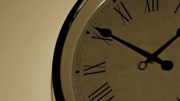 Staré nástěnné hodiny — Stock video