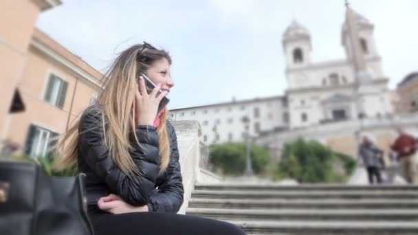 Woman having a conversation by phone — Stock Video