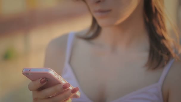 Mujer usando teléfono móvil — Vídeo de stock