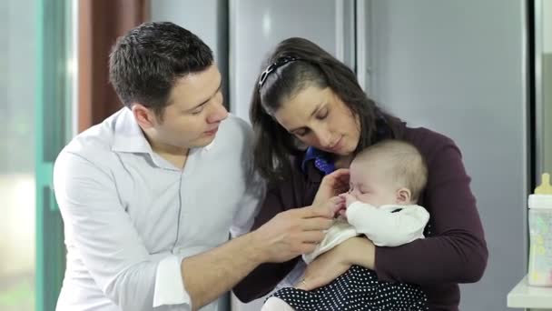 Pareja feliz con su hijita — Vídeos de Stock