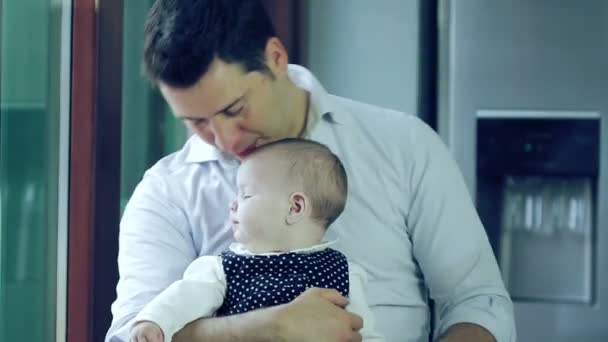 Pequeño bebé con su padre — Vídeo de stock