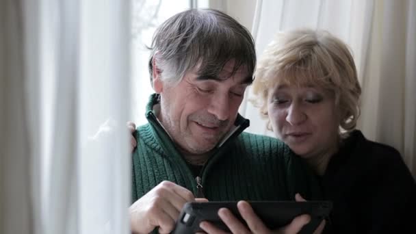 Couple utilisant une tablette numérique — Video