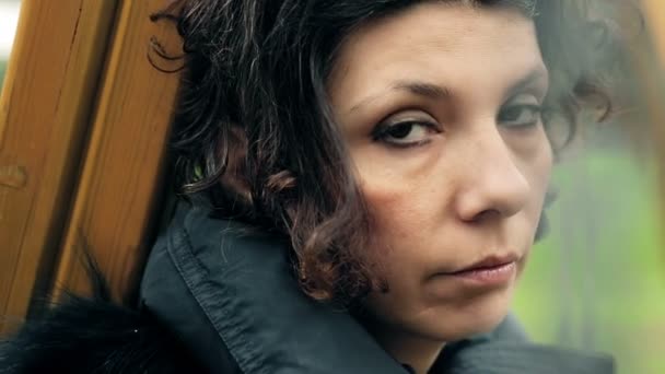Kavkazská žena s ustaraný tváří — Stock video