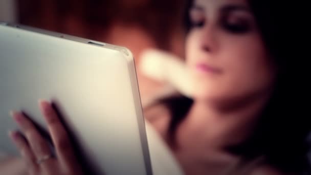 Femme utilisant un ordinateur tablette au lit — Video