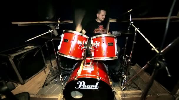 Pemain drum memainkan drum kit di studio — Stok Video