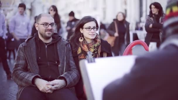 Pintor dibujando retrato de dos amantes Roma, Italia, diciembre de 2014 — Vídeos de Stock