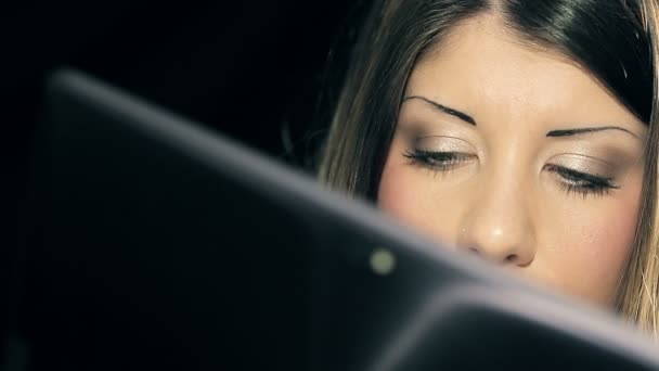 Fille mignonne utilise tablette : femme, fond noir — Video