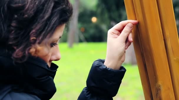 Mujer triste cerca del columpio en el parque — Vídeo de stock