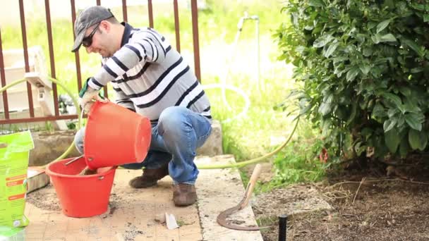 Homme plantant des graines — Video