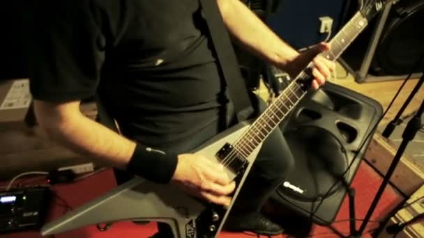 Gitarist speelt, close-up — Stockvideo