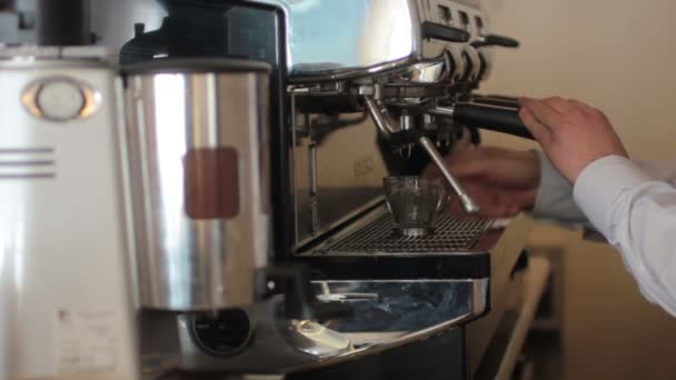 Barista making coffee — Stock Video