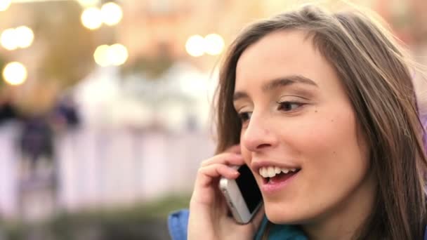 Hermosa chica usando teléfono inteligente — Vídeos de Stock