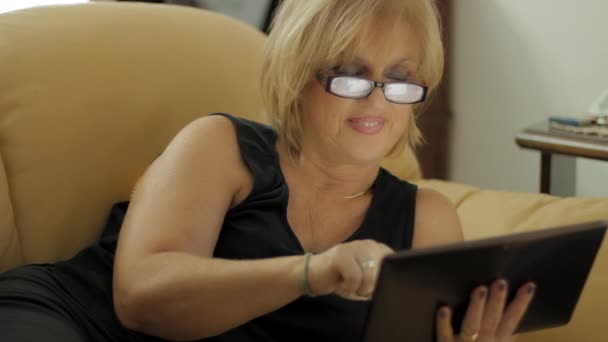 Femme mature utilisant un ordinateur tablette — Video