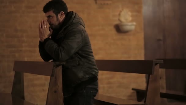 Junger Mann tief im Gebet — Stockvideo