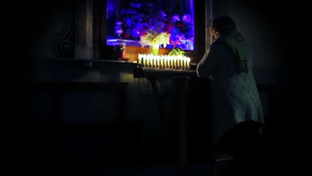 Szőke nő imádkozott a templomban portréja — Stock videók