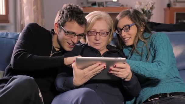 Rodinné baví s tabletovým počítačem doma