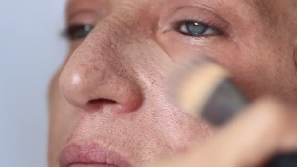 Esthéticienne appliquant le maquillage — Video