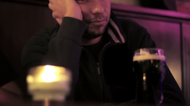 Triste hombre en la mesa en el pub — Vídeos de Stock