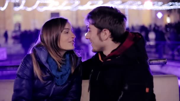 Young couple hugging with fountain on background in the night — Stock video