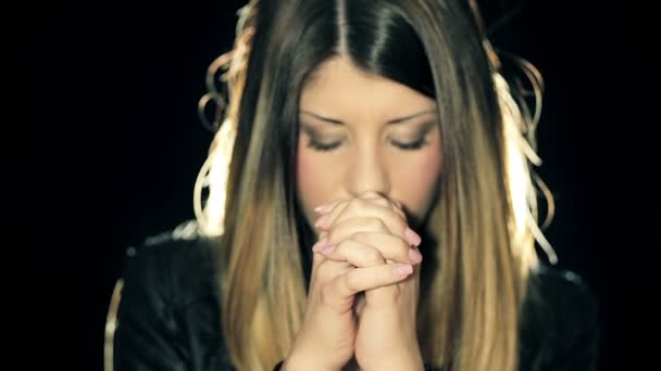 美少女が祈る。彼女は援助を探して: 信仰、神、宗教、祈り — ストック動画