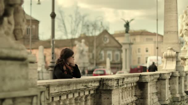 Depresivní žena na mostě — Stock video