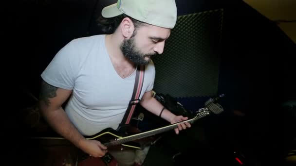 Guitarrista de Hard Rock macho Heavy Metal tocando guitarra eléctrica en estudio — Vídeos de Stock