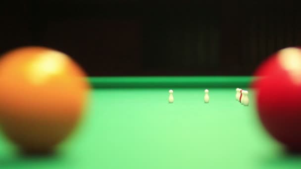 Les gens qui jouent au billard à 9 épingles — Video