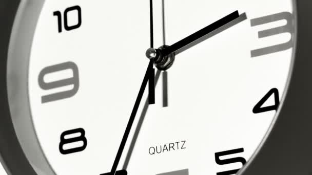 Reloj de pared negro — Vídeos de Stock