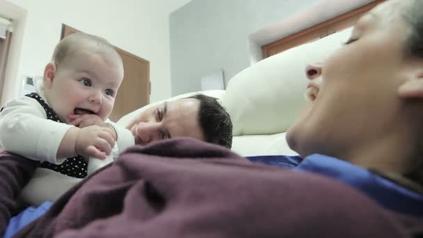 Glückliches Paar mit ihrer kleinen Tochter — Stockvideo