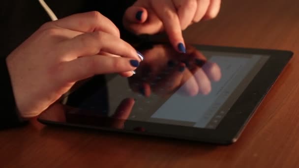 Mujer usando tableta — Vídeos de Stock