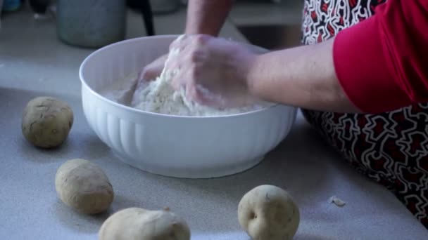 Man knåda degen — Stockvideo