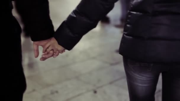 Paar handen gesloten samen buiten. Hand in hand — Stockvideo